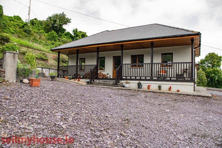 Durrus Lovely family home surrounded by trees and gardens, giving